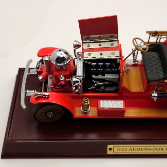 1990 Franklin Mint 1922 Ahrens-Fox R-K-4 model fire engine, wood display stand - Picture 3 of 16